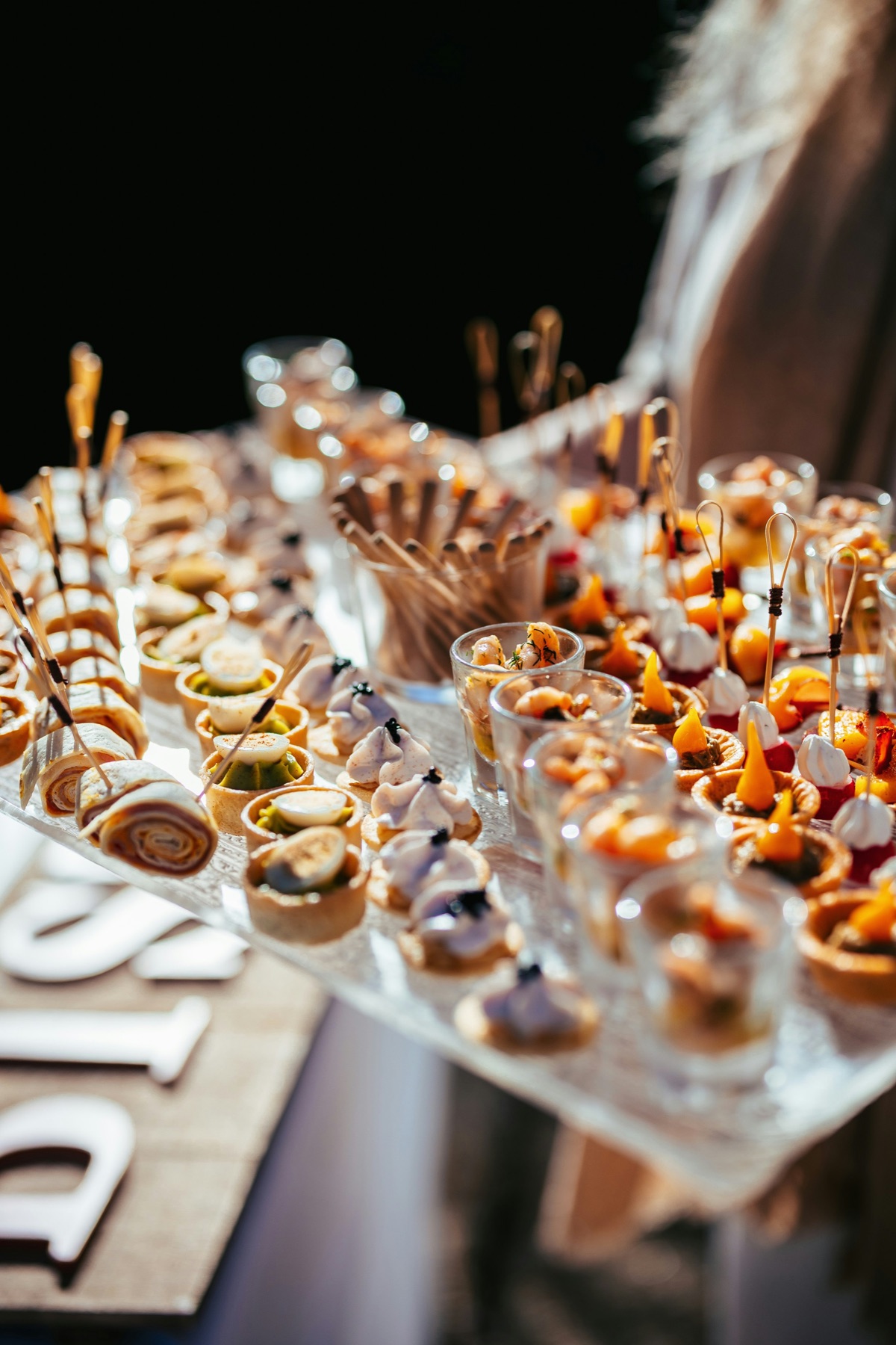 Σερβίρισμα καναπεδάκι και απεριτίφ για εκλεκτή δεξίωση